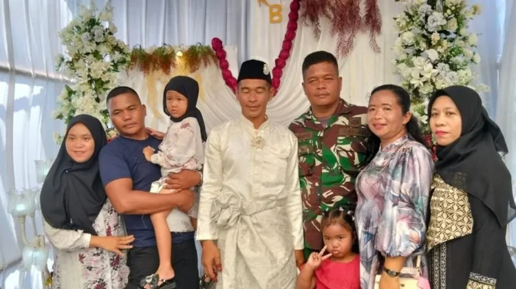 Pererat Silaturahmi, Babinsa Desa Selaut Hadiri Pesta Pernikahan Warga