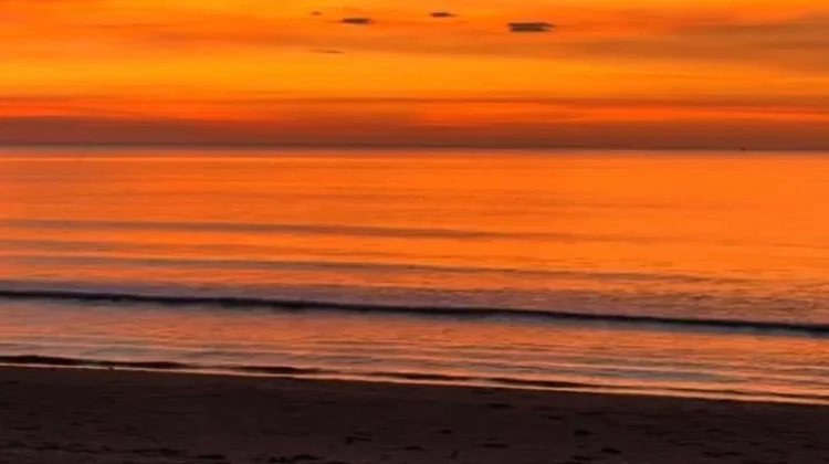 Pesona Sunset di Pantai Indah Teluk Labuh Ranai