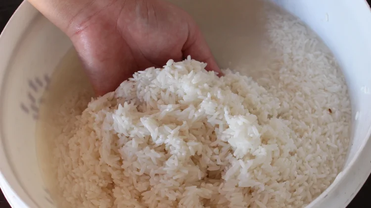 Tips Mencuci Beras sebelum Dimasak agar Nasi Lebih Bersih dan Pulen