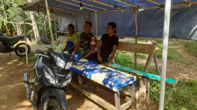 Babinsa Air Kumpai Rutin Jalin Komsos Bersama Warga