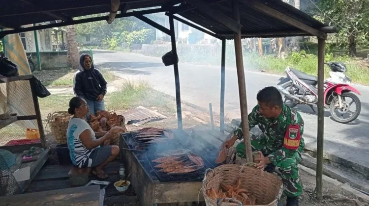 Sertu Jimson Pangaribuan Melaksanakan Komsos Bersama Warga Binaan di Desa Selaut