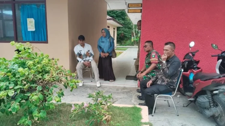 Babinsa Koramil 05/Midai Sambangi Warga Desa Air Putih
