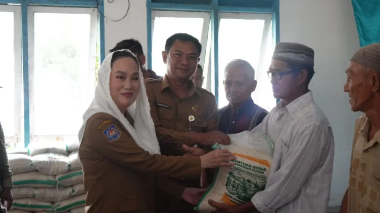 Bupati Natuna  Cen Sui Lan. Salurkan Beras di Sedanau