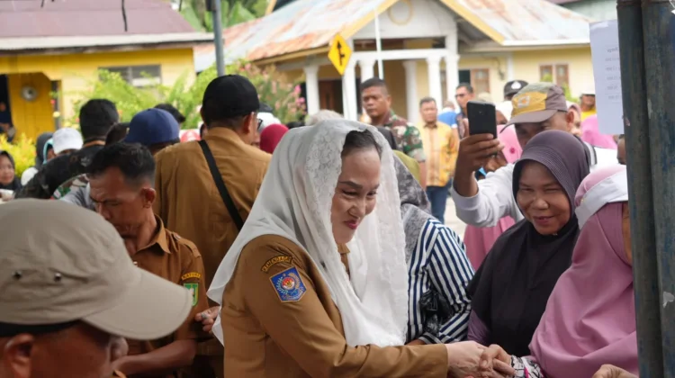 Bupati Natuna  Cen Sui Lan Bawa Pasar Murah dan Layanan Kesehatan ke Sedanau