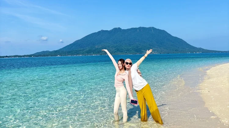 Momen Wisatawan Mengabadikan Spot Terindah di Pulau Senoa
