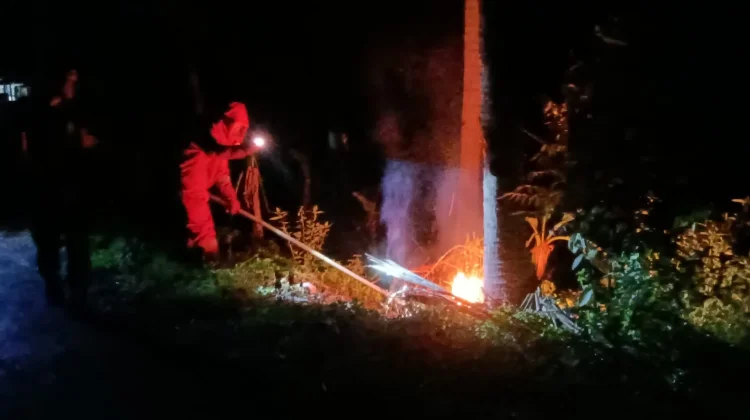 Damkar Bergerak Cepat Tangani Kabel Tiang Listrik  Terbakar