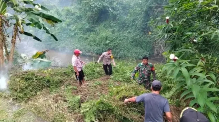 Aparat TNI dan Polri Bersama Warga Goro Bersihkan Pinggiran Sungai