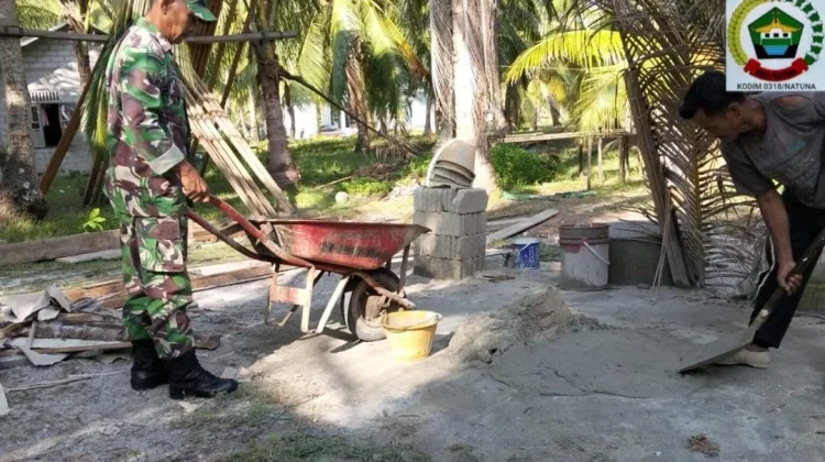 Babinsa Batu Belanak Turun Tangan Bantu Aktifitas Warga