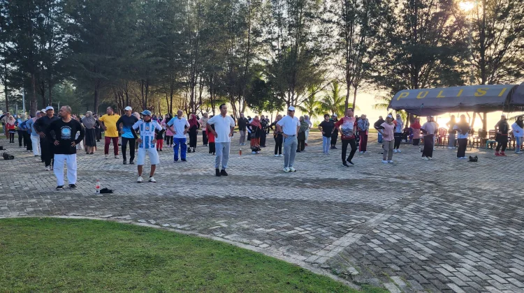 Warga Padati Pantai Piwang Hadiri HUT ke-7 Batu Hitam