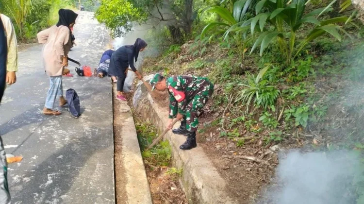 Babinsa Serasan Ajak Warga  Bersihkan Lingkungan