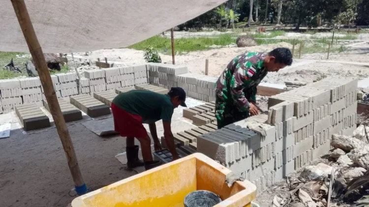 Babinsa Pulau Panjang Bantu Warga Produksi Batako untuk KDMP