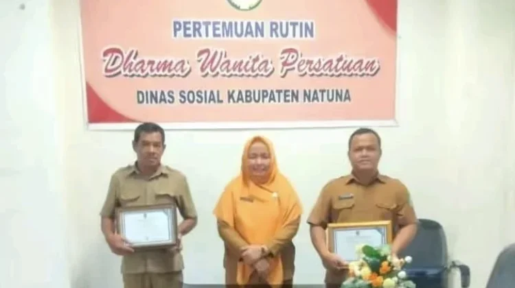 Dinas Sosial Natuna Berikan Penghargaan Prestasi Kinerja kepada  Pegawai