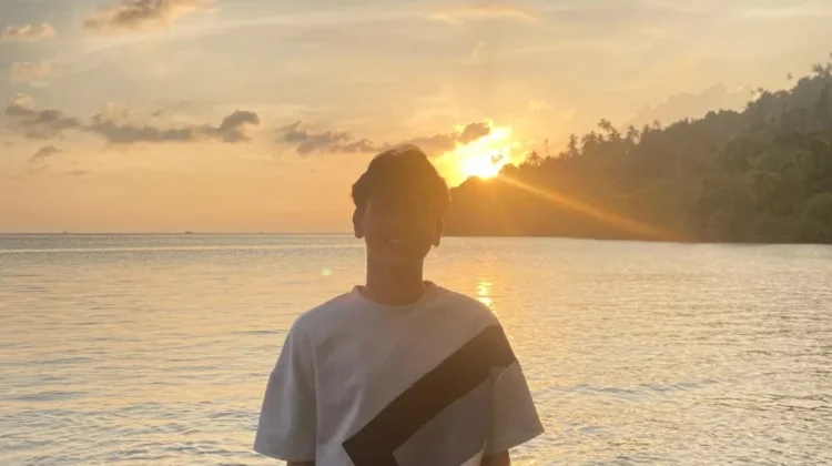 Momen Pemuda Sedanau Natuna Abadikan Sunset