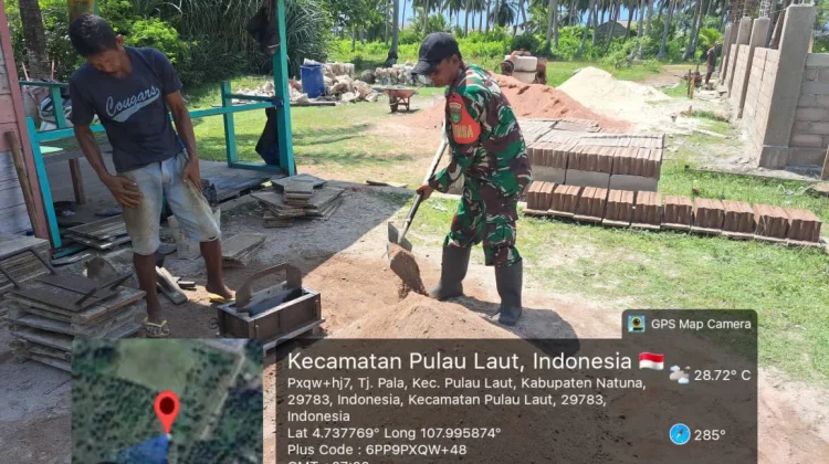 Babinsa Bantu Pekerja Cetak Batako Pembangunan Koperasi Merah Putih