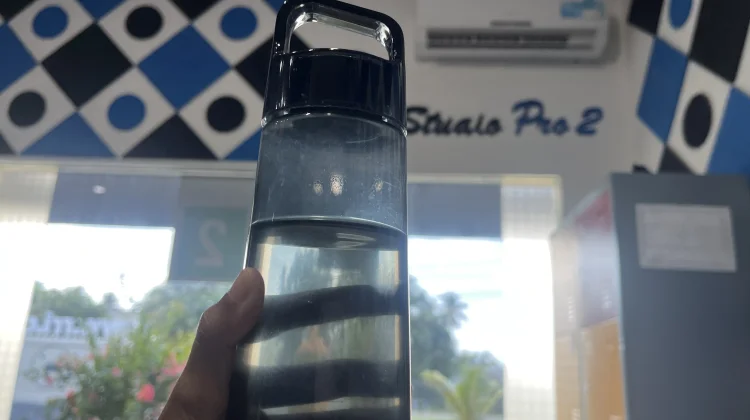 Alasan  Kamu Harus Rutin Minum Air Putih saat Kerja di Ruangan AC