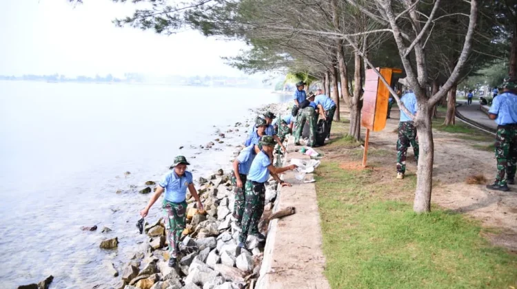 Lanud RSA Natuna Gelar Karya Bakti Bersih Pantai Piwang Bersama Masyarakat