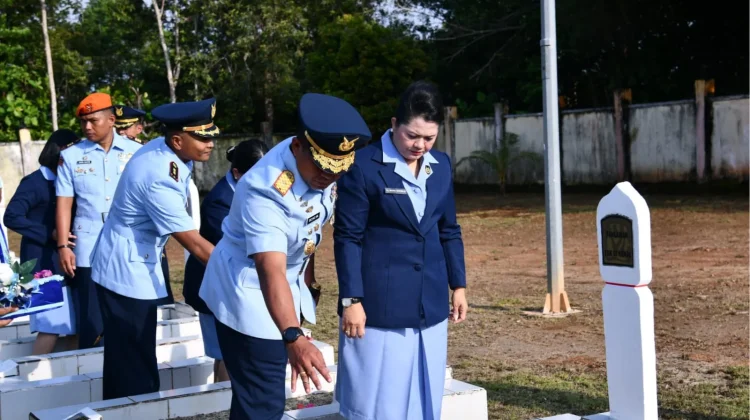 Danlanud Raden Sadjad Natuna Pimpin Ziarah Rombongan di TMP Ranai