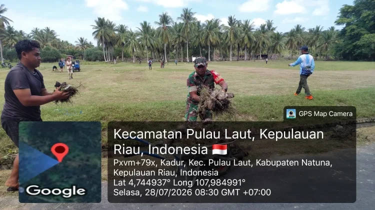 Babinsa Bersihkan Parit Bersama Warga