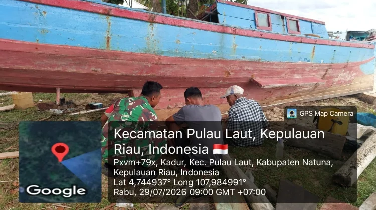 Babinsa Bantu Perbaiki Pompong Warga