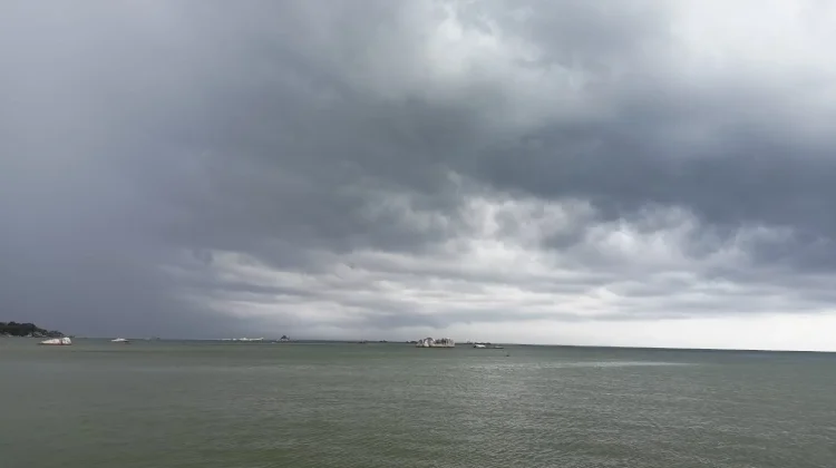 Langit Mendung Pekat Selimuti Ranai