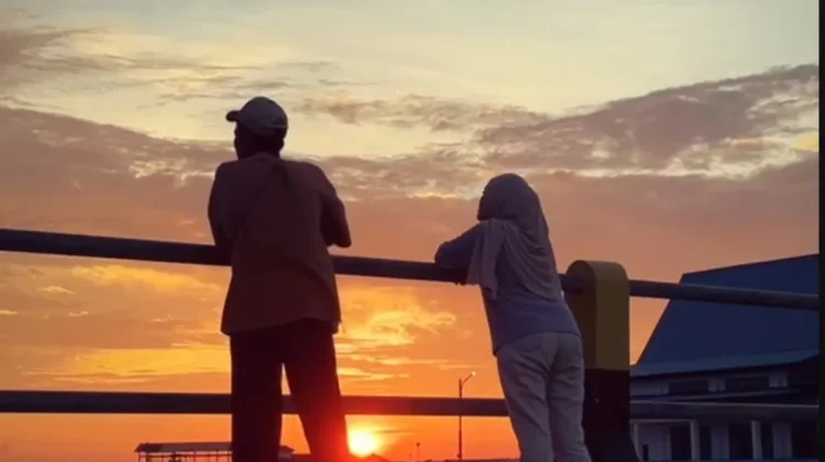 Pesona Sunset di Penghujung Hari di Pelabuhan Penagi