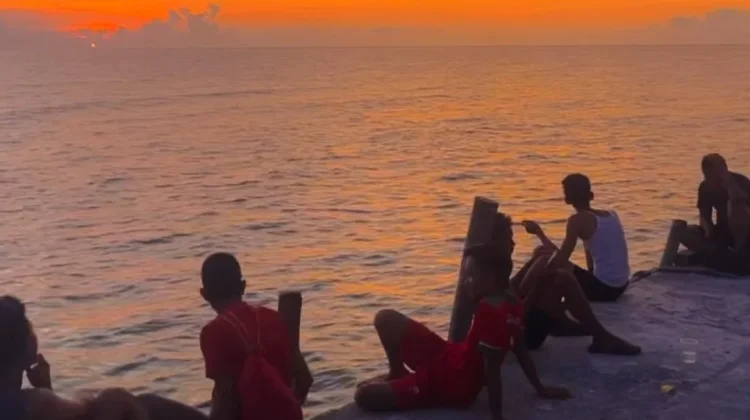 Sunset Memukau di Pulau Selading, Pesona Alam yang Menenangkan Hati