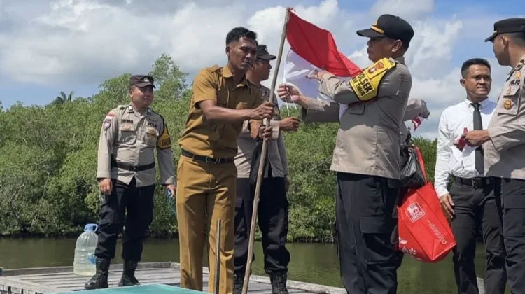 Polsek Bunguran Timur Bagikan 81 Bendera Merah Putih Sambut HUT Ke-81 RI