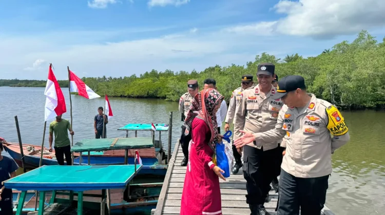 Polsek Bunguran Timur Salurkan Sembako untuk Warga Kampung Nelayan Sebala