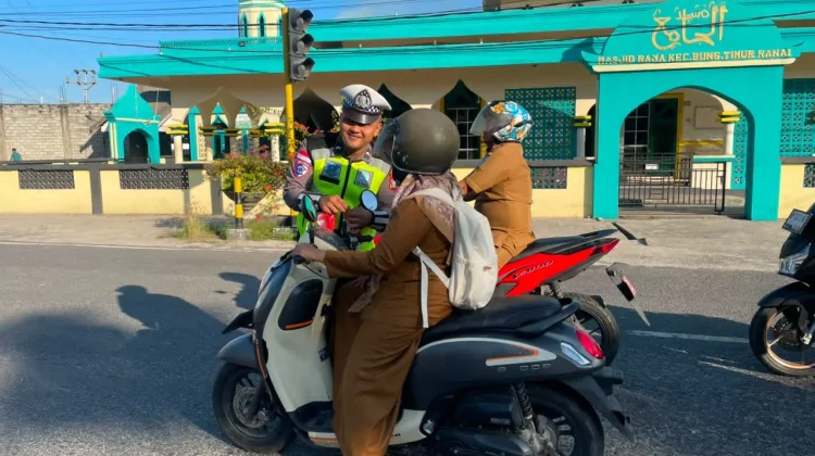 Semarak HUT RI, Satlantas Natuna Bagikan 200 Bendera Merah Putih