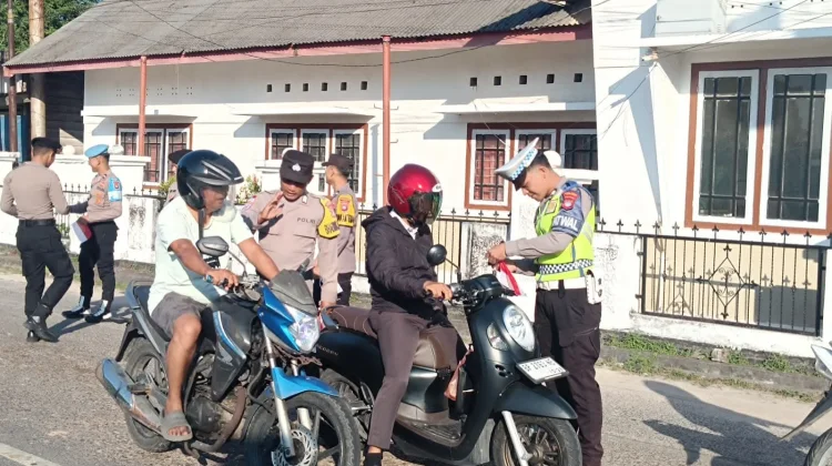Semarak HUT RI, Satlantas Natuna Bagikan 200 Bendera Merah Putih