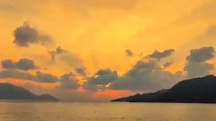 Harmoni Warna Senja yang Memikat di Selat Lampa