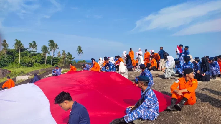 Kibaran Bendera Merah Putih di Ketinggian Batu Datar, Natuna