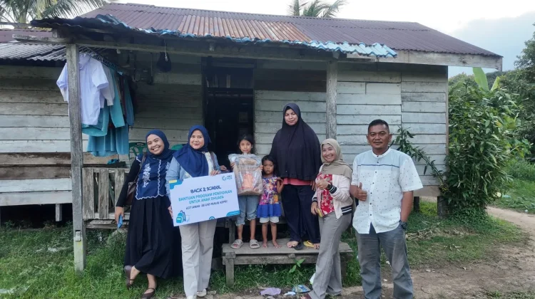 YBM PLN ULP Natuna Salurkan 25 Paket Sekolah dan Santunan bagi Anak Kurang Mampu
