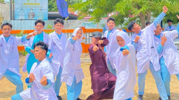 Siswa Kelas XI SMAN 1 Bunguran Timur Manfaatkan Lingkungan untuk Praktik Fisika