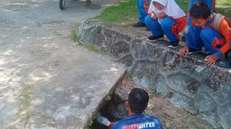 Damkar Natuna Tangani Drainase Tersumbat di Ranai Darat