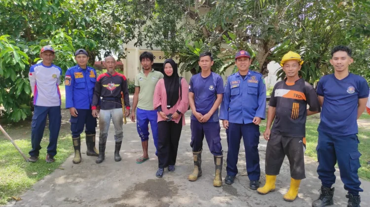 Damkar Natuna Tangani Drainase Tersumbat di Ranai Darat