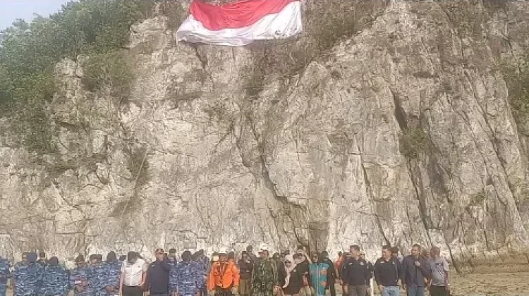 Bendera Merah Putih Berkibar di Pulau Sahi