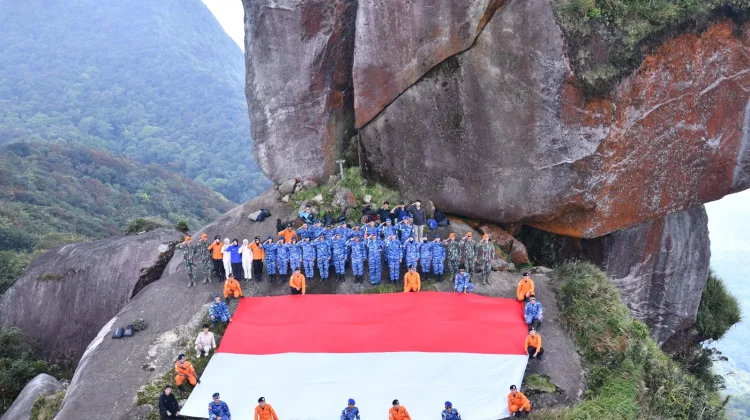 Bendera Merah Putih Berkibar di Puncak Gunung Ranai