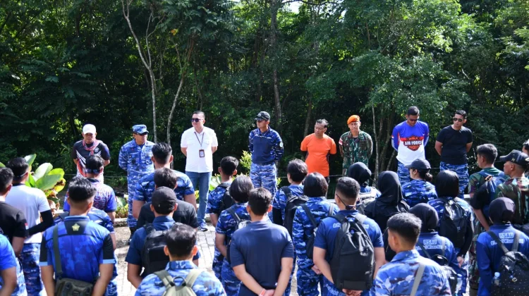 Pendakian Gunung Ranai Perkuat Sinergi Antar Instansi