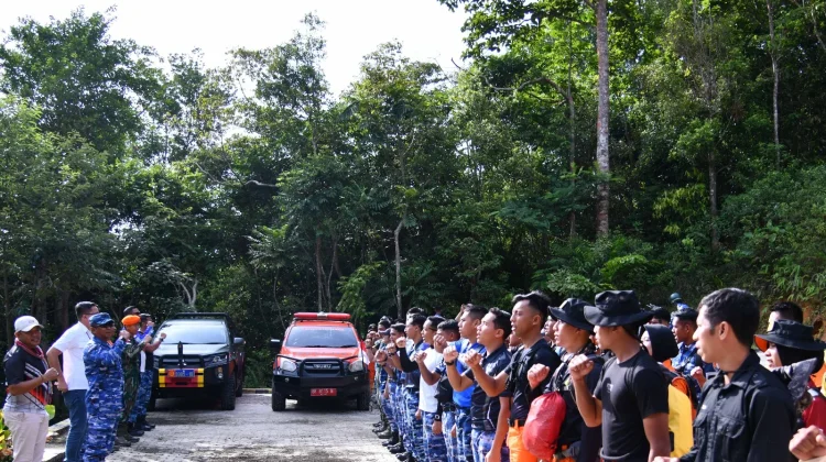 Pendakian Gunung Ranai Perkuat Sinergi Antar Instansi