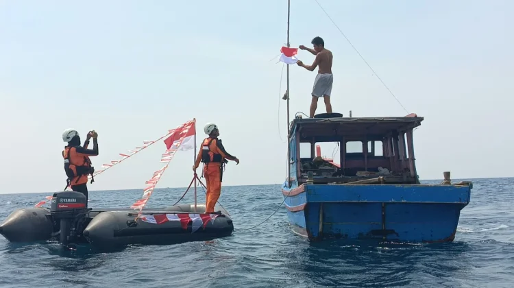 Basarnas Natuna Kibarkan Merah Putih Keliling Pulau Bunguran