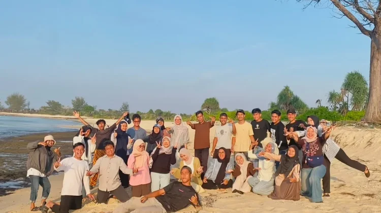 Keseruan Mahasiswa UGM dan Pemuda Limau Manis Kemping di Pantai