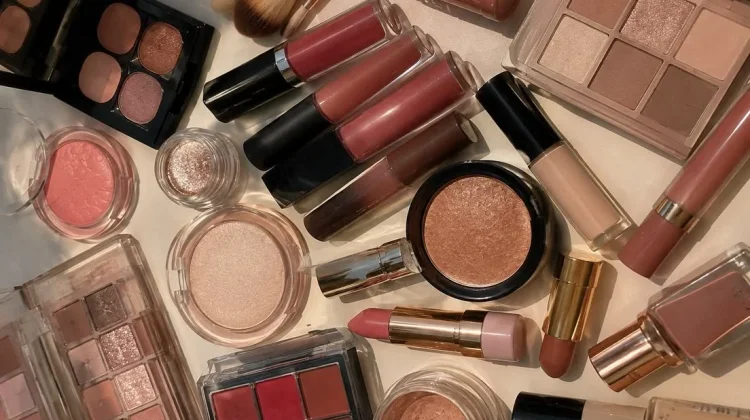 Bahaya Tersembunyi Pakai Produk Makeup Kadaluwarsa