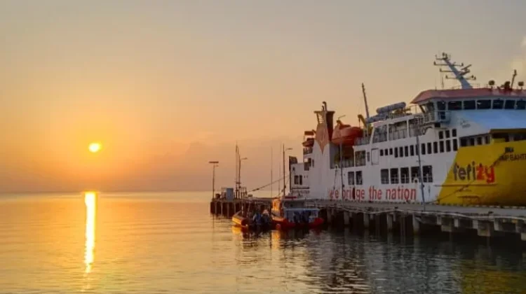 Sunset di Pelabuhan Penagi Indah, Pesona Senja yang Memukau