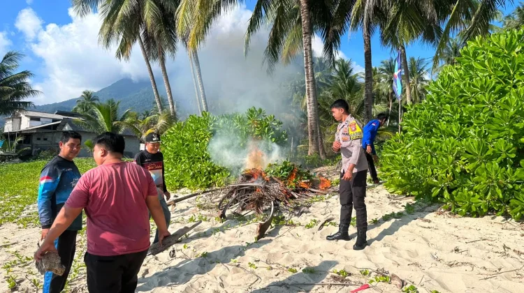 Gerakan Langit Biru, Polri dan Warga Bersihkan Pantai Teluk Selahang