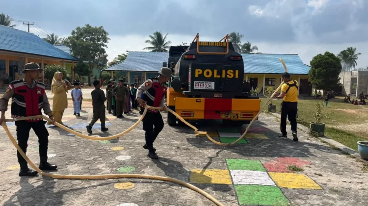 Satsamapta Polres Natuna Salurkan 8 Ribu Liter Air Bersih