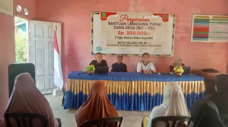 BLT Dana Desa Disalurkan Kepada Warga Kelarik Air Mali