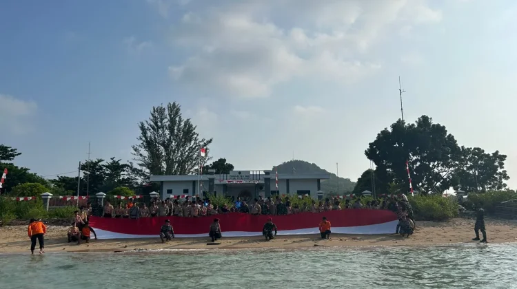 Merah Putih Membentang 20 Meter di Pulau Laut