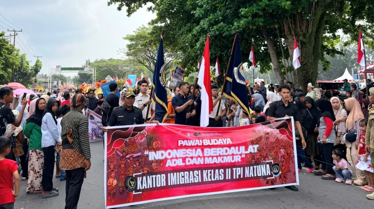 Imigrasi Kelas II TPI Ranai Meriahkan Pawai Budaya HUT RI ke-81 di Pantai Piwang