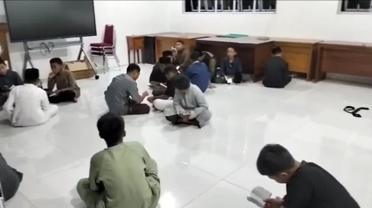 SMP Imam Syafii Rutinkan Hafalan Mufrodat Malam Hari